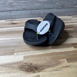 OOFOS Black Flip Flop Sandals